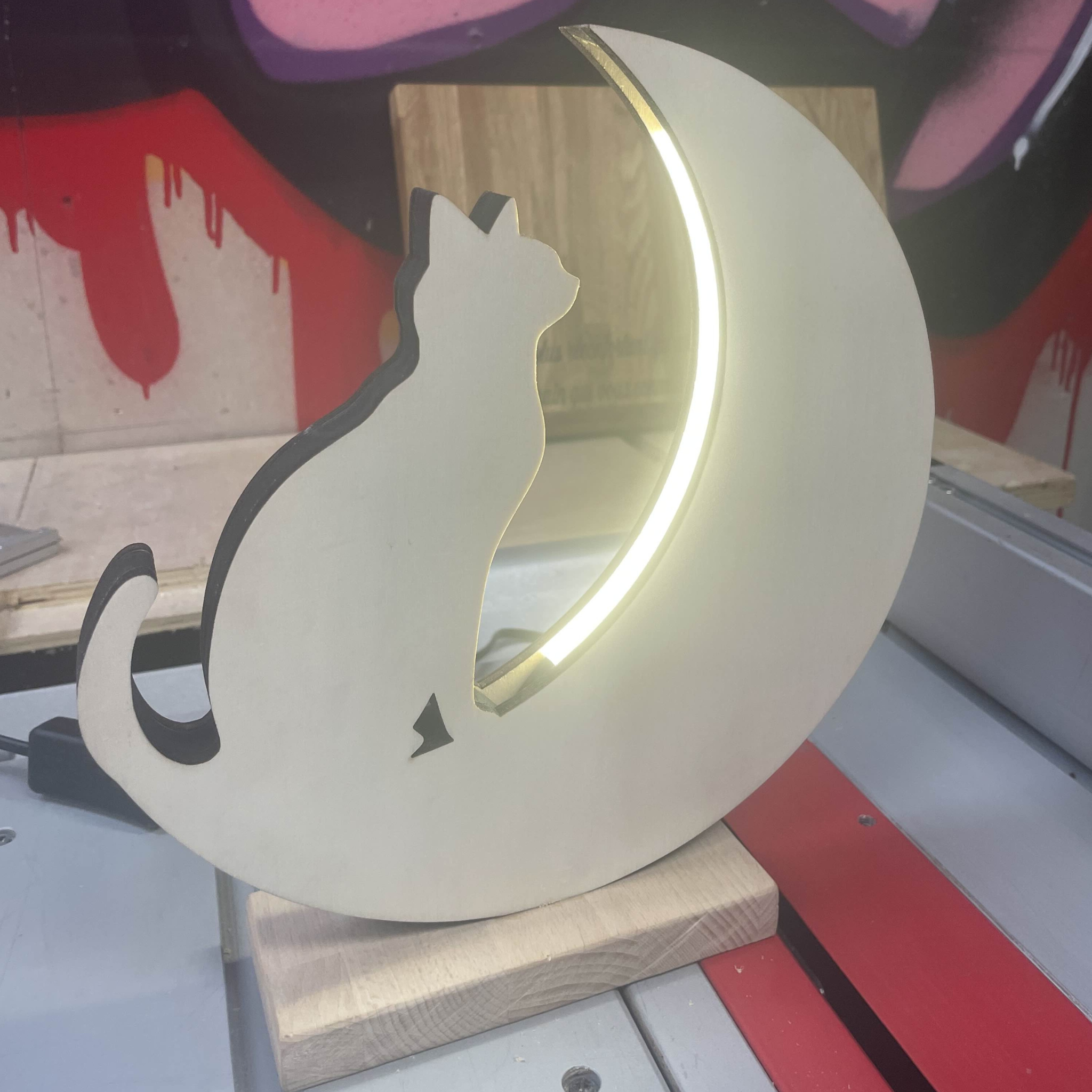Lampe chat en bois personnalisable. 