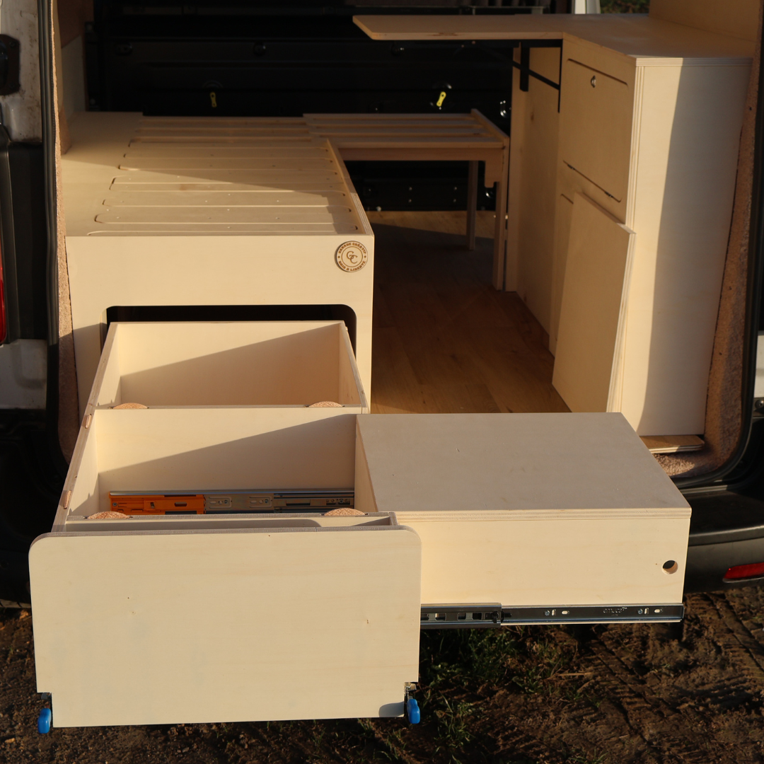 Vue d'angle lit peigne modulaire van aménagé