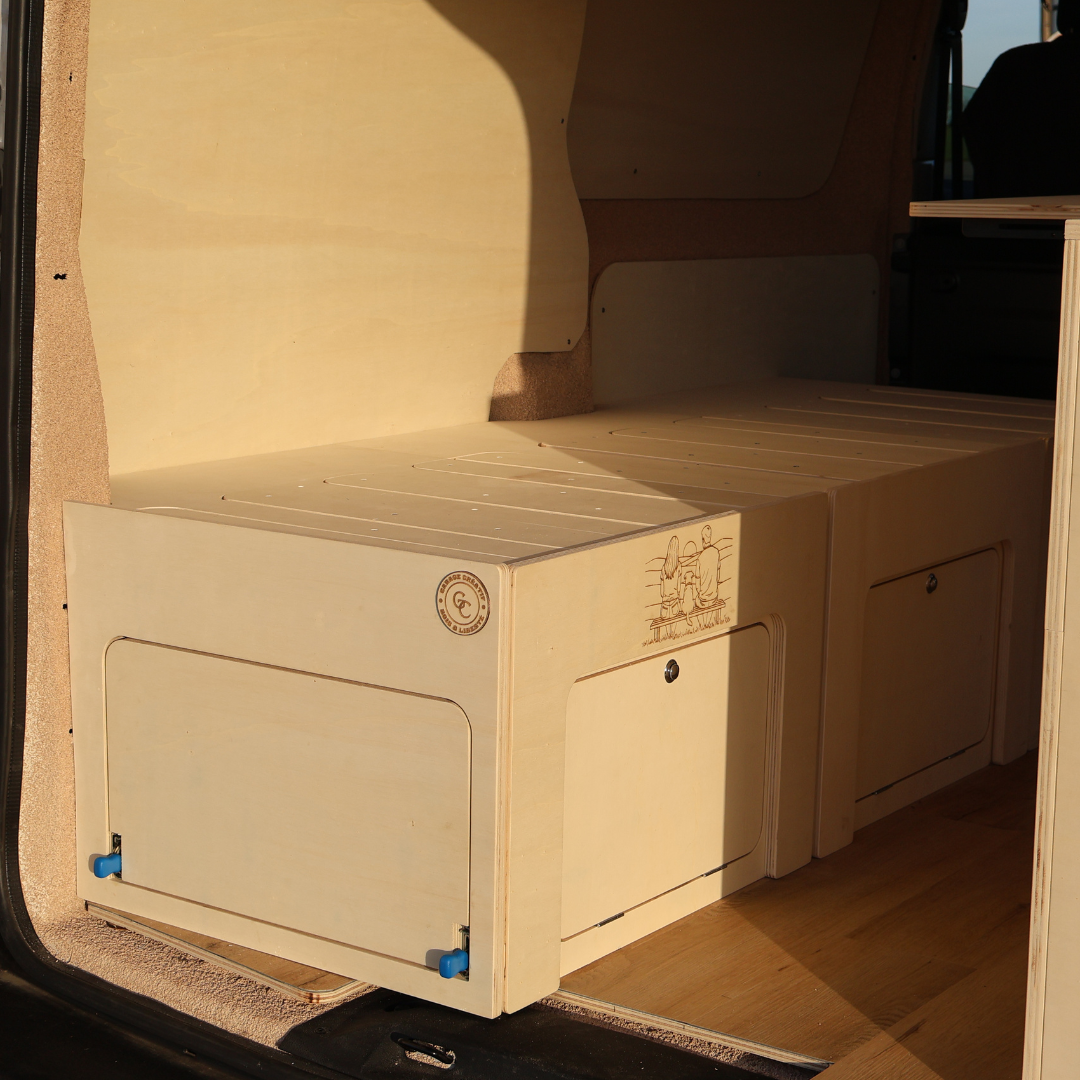 Vue latérale lit peigne en bois pour van
