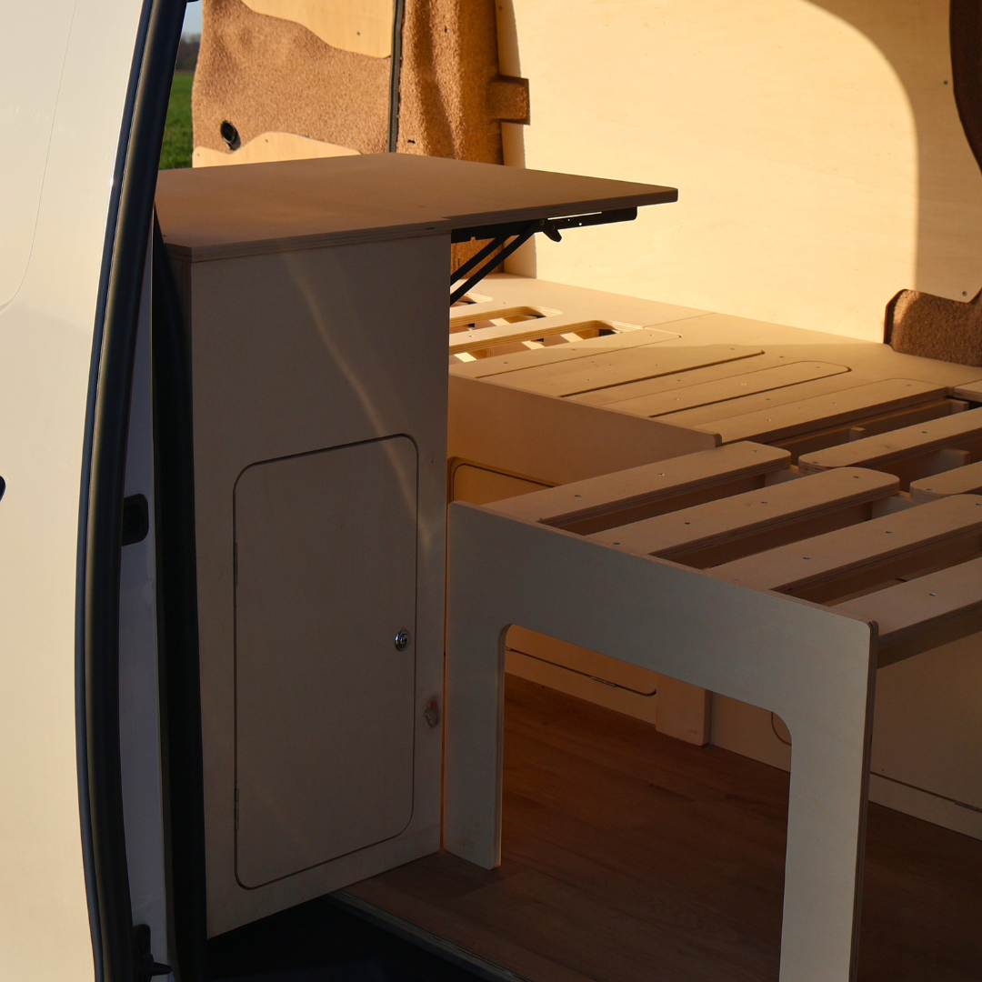 Meuble latéral installé dans un fourgon aménagé