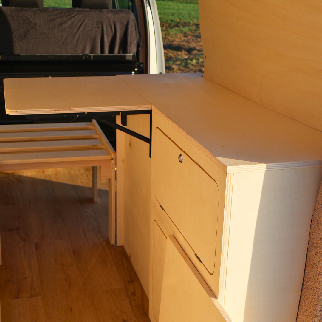 Meuble van avec table rabattable déployée, rangement optimisé pour fourgon aménagé