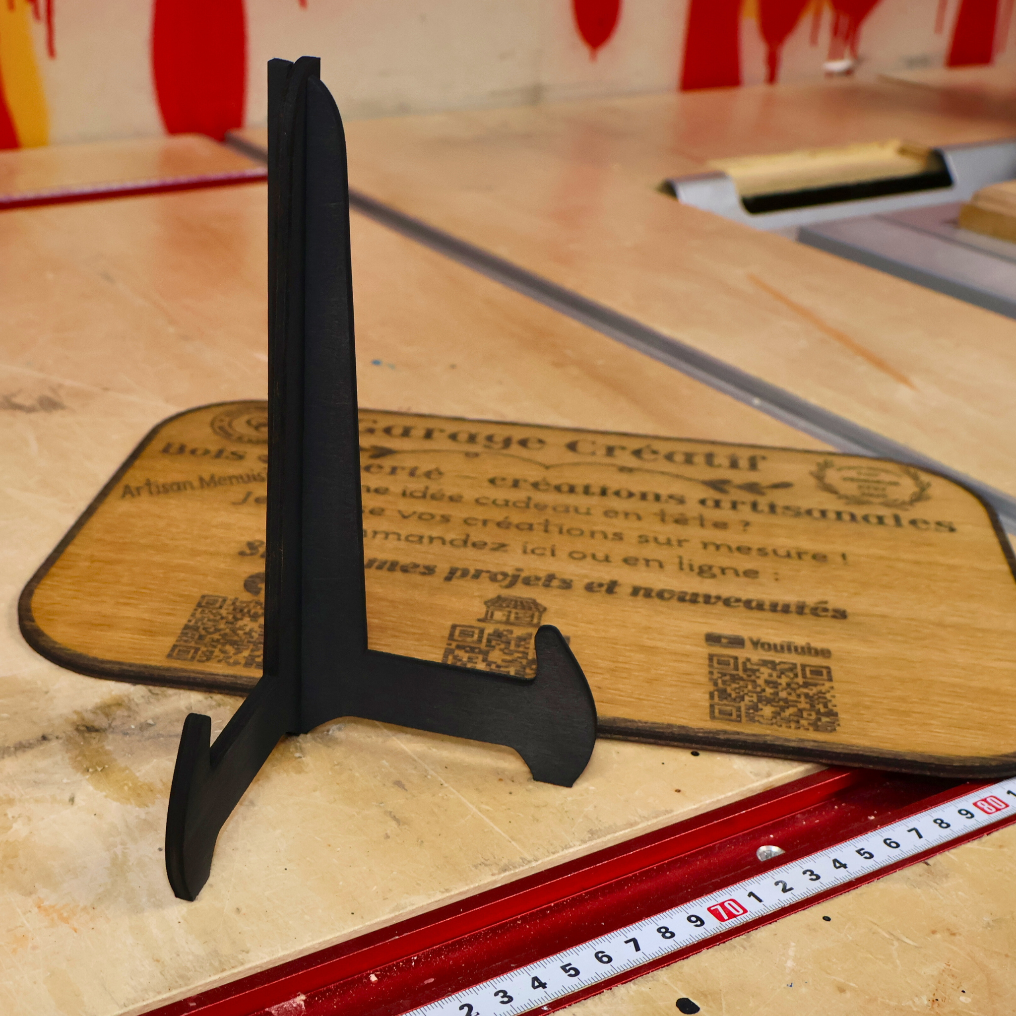 Pancarte en bois avec QR code, logo et texte personnalisés - Fabrication artisanale française
