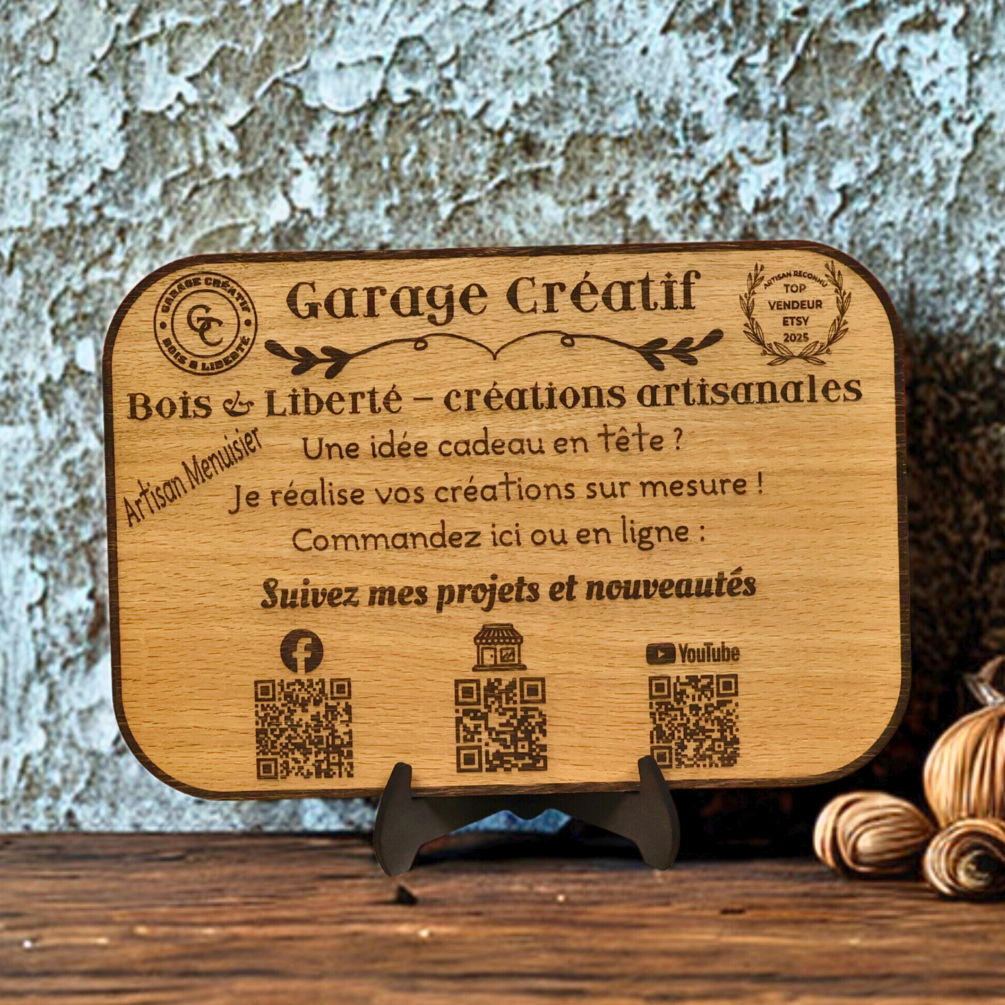 Pancarte artisanale en bois avec QR code et logo personnalisés pour commerçant et exposant
