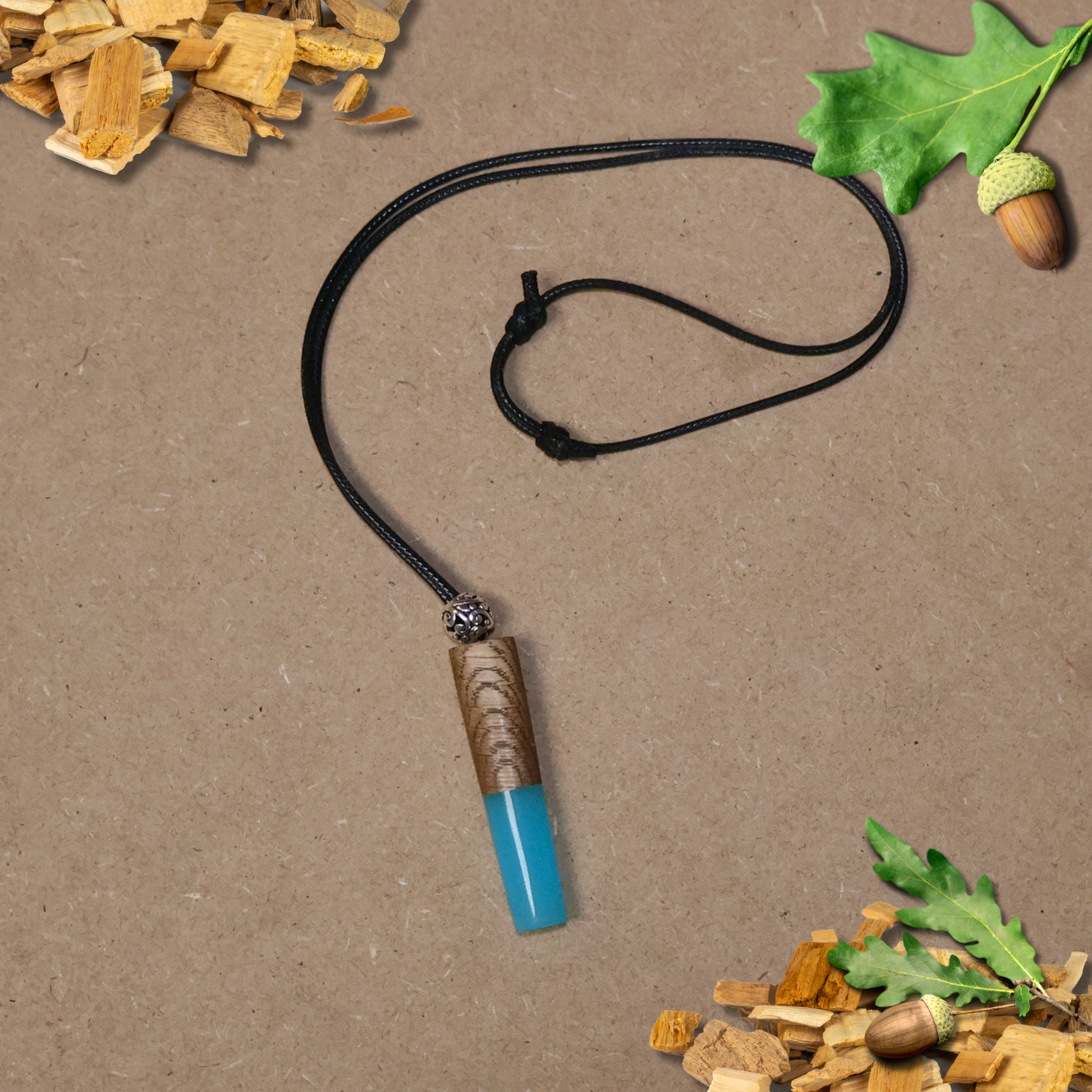  Détail du pendentif en bois de chêne et époxy bleu fait main par Garage Créatif
