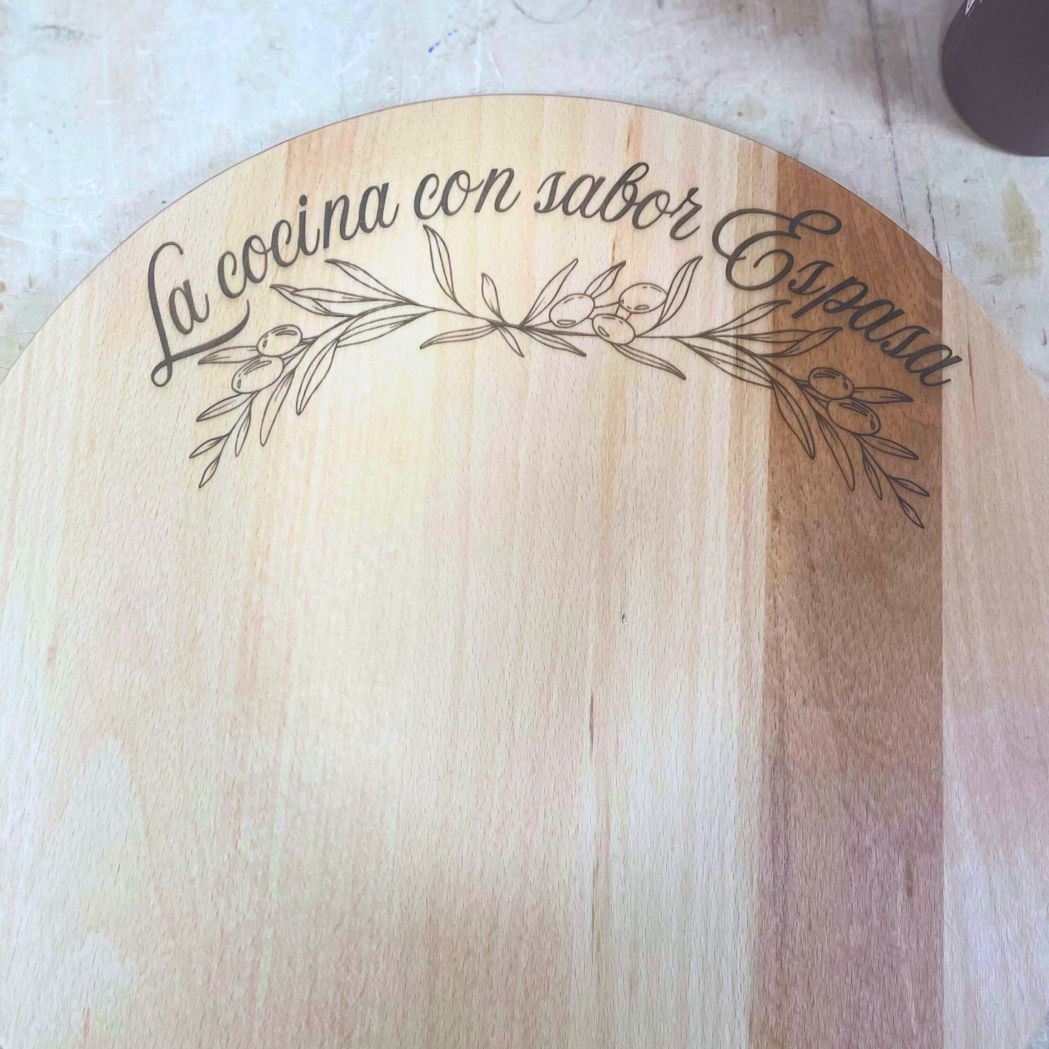 Planche à découper en bois fait main avec gravure personnalisée

