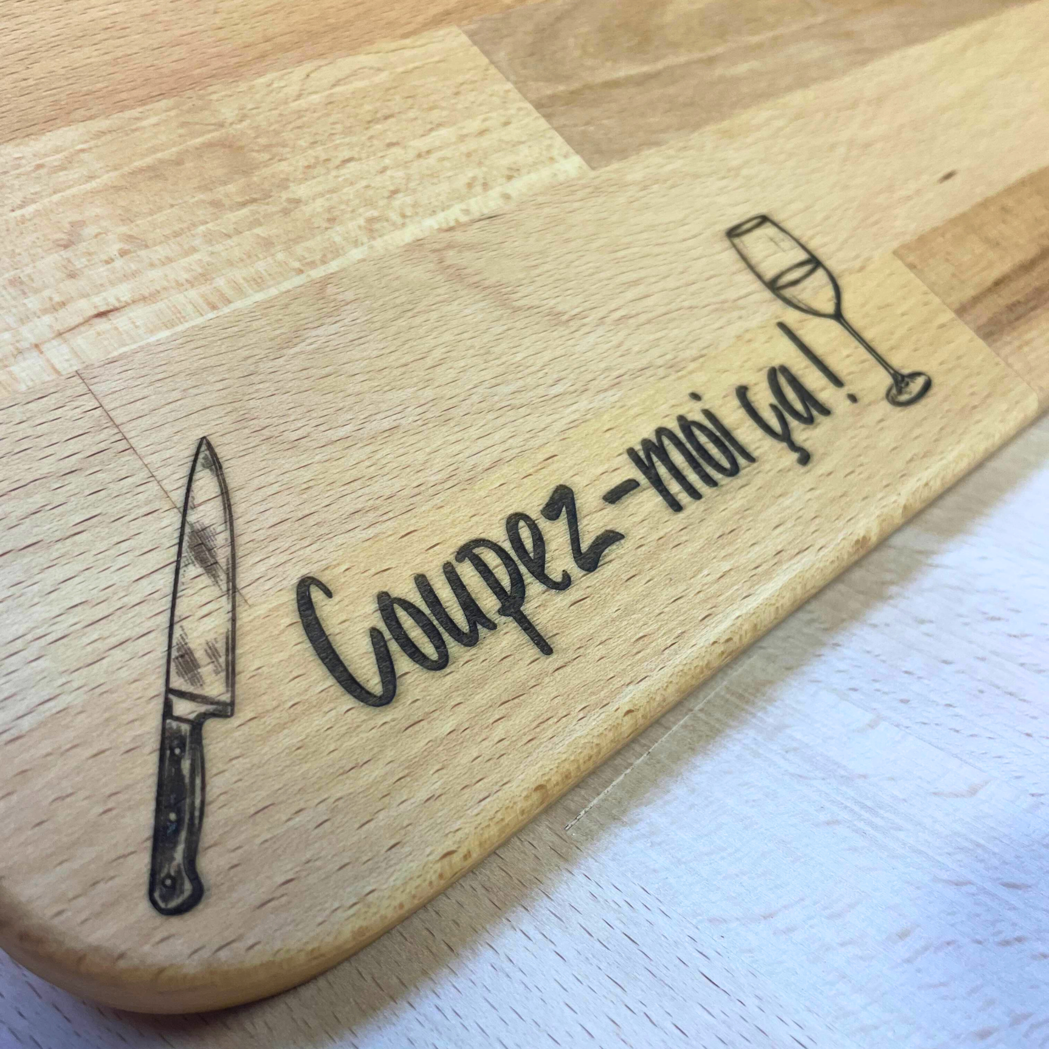 Vue d'ensemble planche à découper en bois de hêtre avec personnalisation gravée
