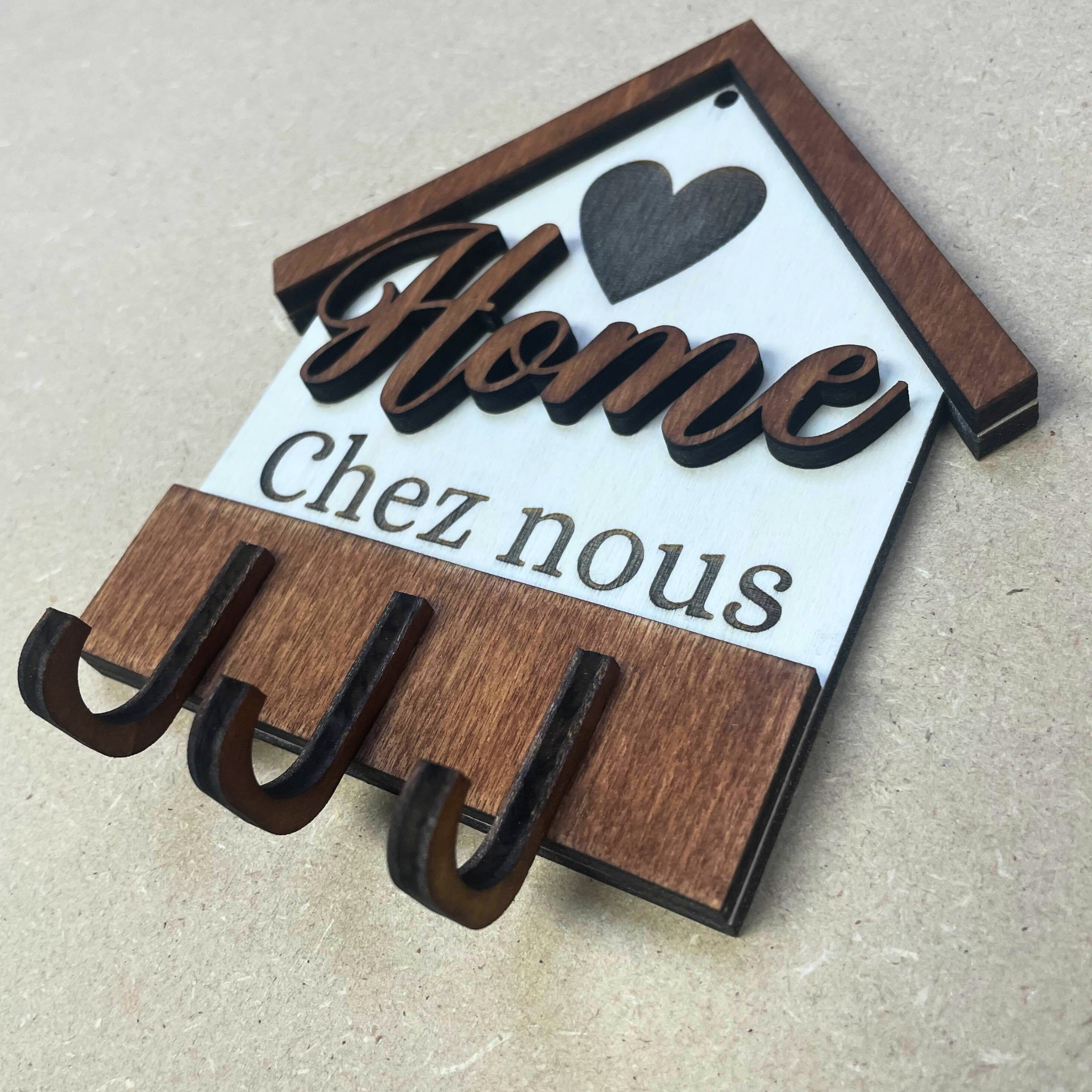 Détail porte-clés mural en bois personnalisable avec gravure
