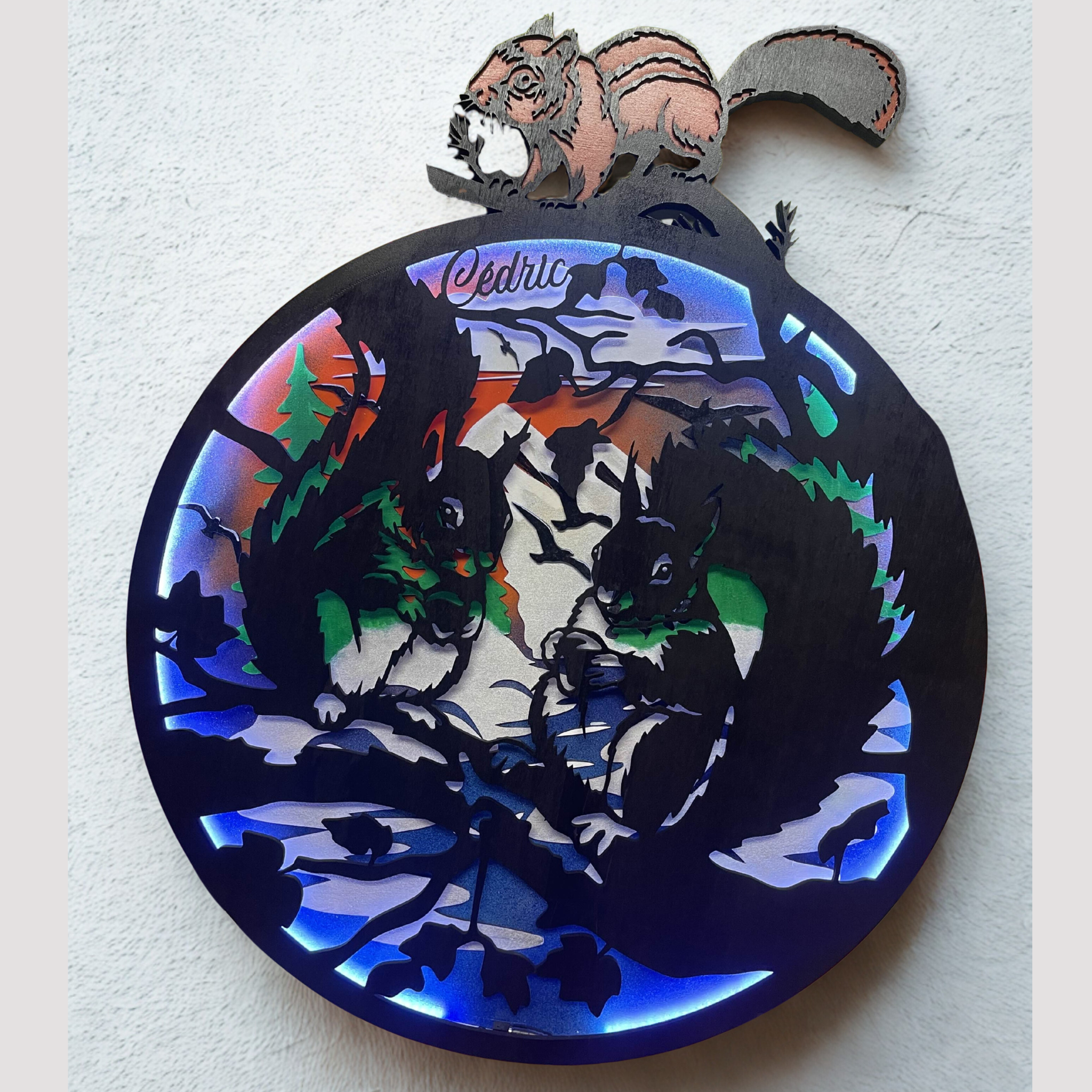 Veilleuse murale en bois avec écureuil gravé et prénom personnalisé pour chambre d'enfant
